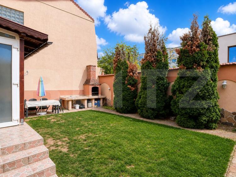 Casa de vanzare cu 5 camere, 298 mp, Cartierul Rogerius