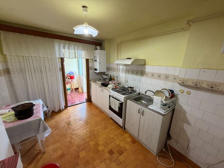 Apartament 3 camere, etaj 2 - Cugir