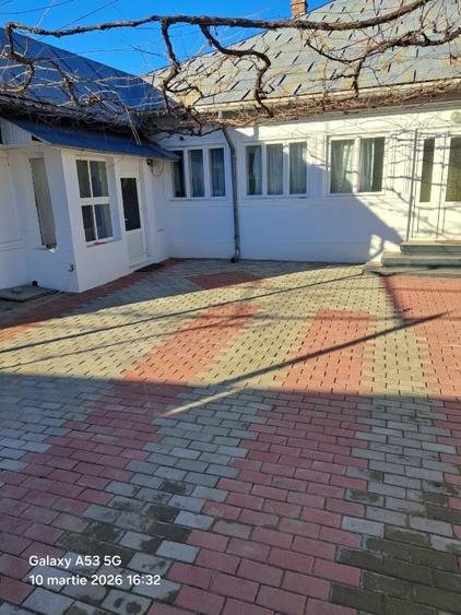 Casa de vanzare, complet renovata, gata de locuit, curata, cu toate utilitatile.