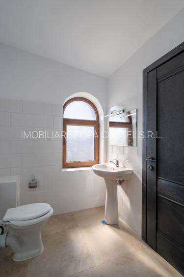 Otopeni central - Calea Bucurestilor (DN1) vila P+2 cu 7 camere 6 bai, parcare