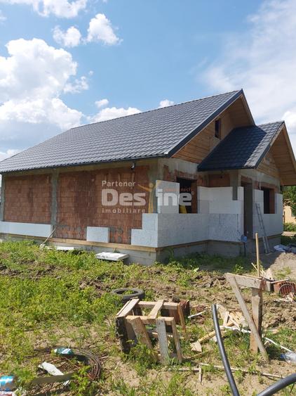 Casă LUNCA CETĂȚUII, 3 camere, decomandat, 82 mp, mansardă + parcare în curte