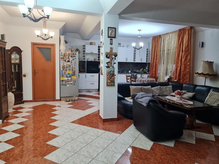 Casa, P+1+M, la 5 minute de Metrou Apărătorii Patriei.