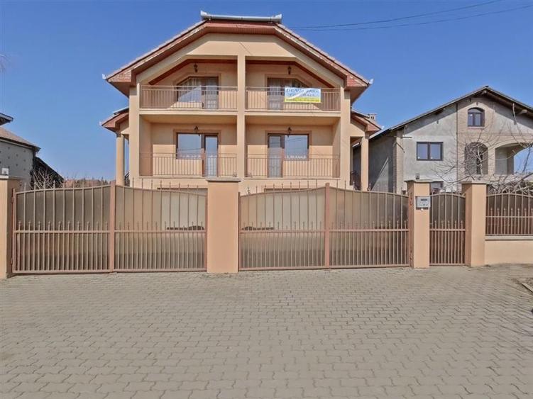 Casa mare cu etaj la principala in Fantanele - REDUCERE
