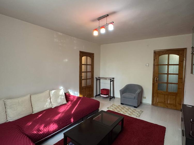 3 cam. etaj 1, 2 bai, 2 balcoane, mobilat+utilat, zona Spital