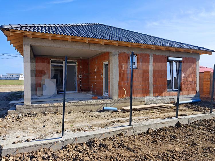 Casa rosu Osorhei | 117 mp utili | 553 mp teren | 4 camere