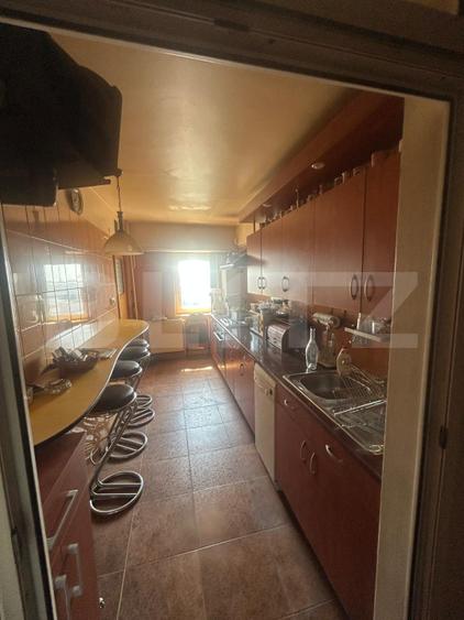 4 Camere , CFR , etaj 8/8 , Decomandat , 2 bai