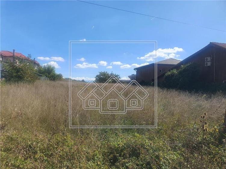 Teren intravilan - 1840 mp parcelabil - zona de case - utilitati