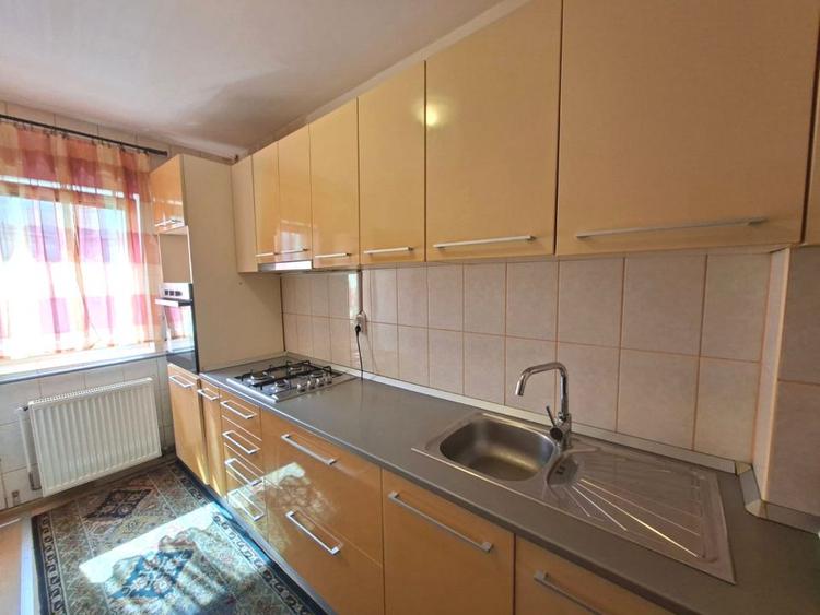 Apartament 3 camere decomandate zona Scoala de Inot