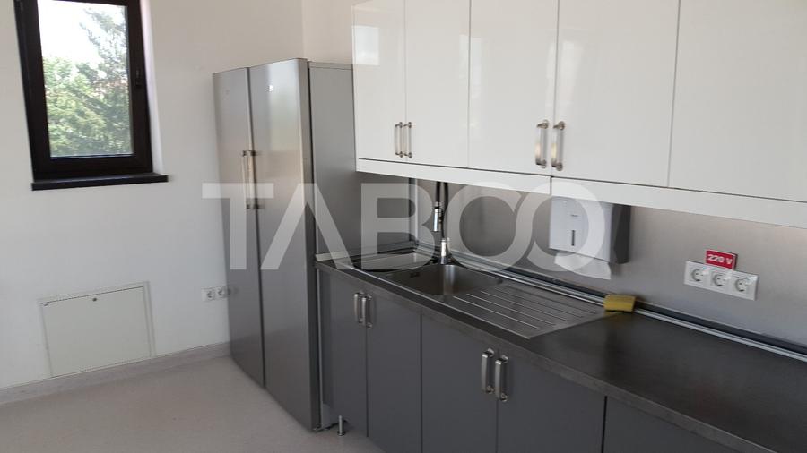 Cladire moderna cu teren 890 mp P+2E+ET birouri si spatiu comercial
