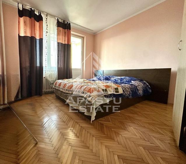 Apartament cu 2 camere de vanzare, lift, zona Centrala, Timisoara
