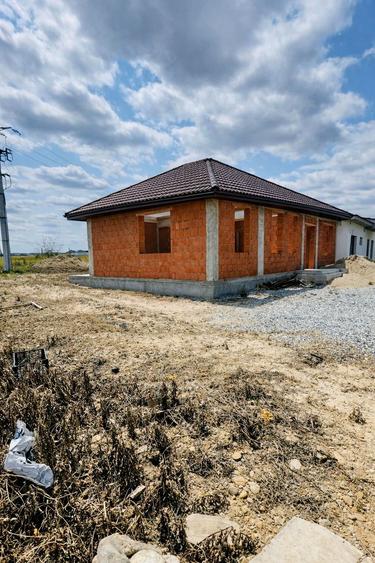 Casă la roșu, plan Parter – 500 mp teren, front 20 ml – Cihei