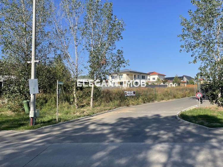 Teren cu vedere la lac in Paradisul Verde