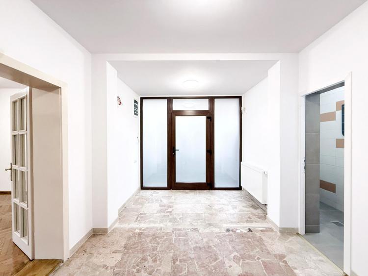 Birou situat Central la strada principala, 2 incaperi, disponibil imediat