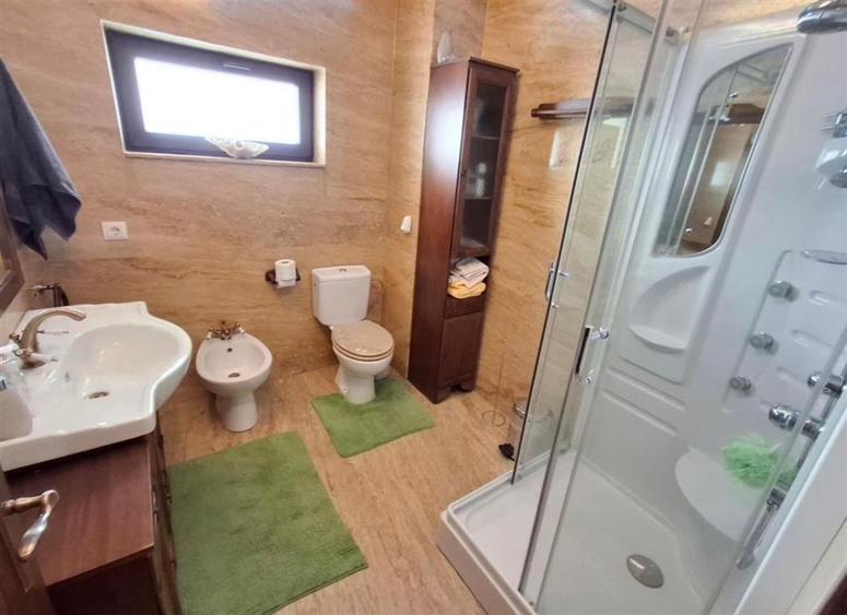 Casa de lux cu 4 camere garaj in zona Tilisca