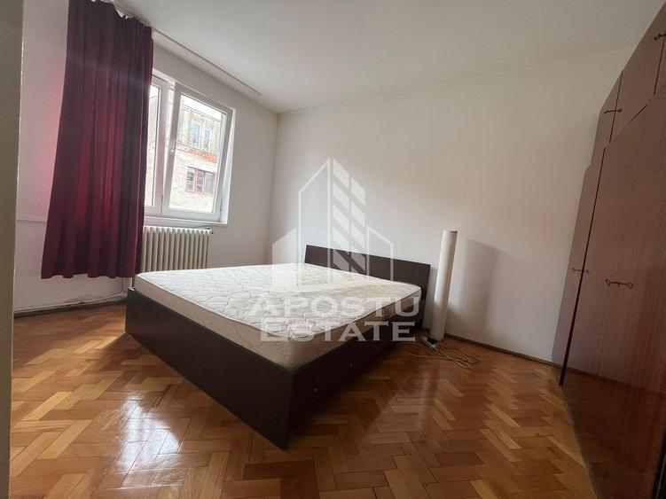 Apartament cu 3 camere, semidecomandat, etajul 2, zona Centrala