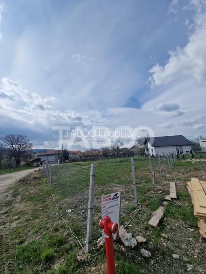 Teren intravilan cu utilitati 464 mp front 27 ml pentru casa Talmaciu - 3