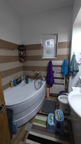 Vand apartament 3 camere in vila, cartierul Dambul Rotund