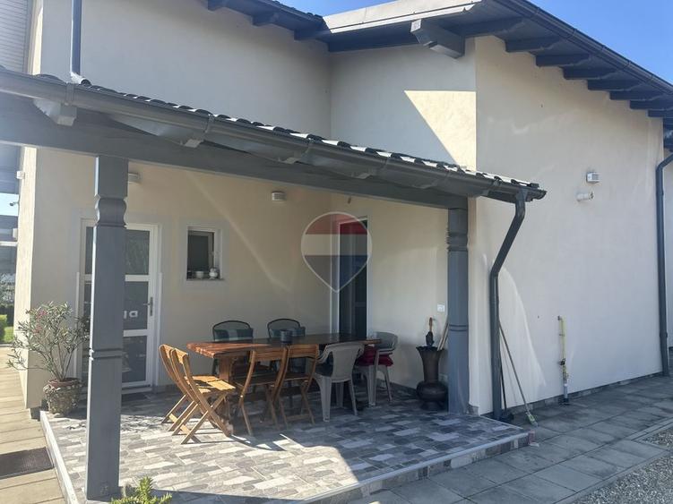 Casă / Vilă cu 7 camere de vânzare Izvoare