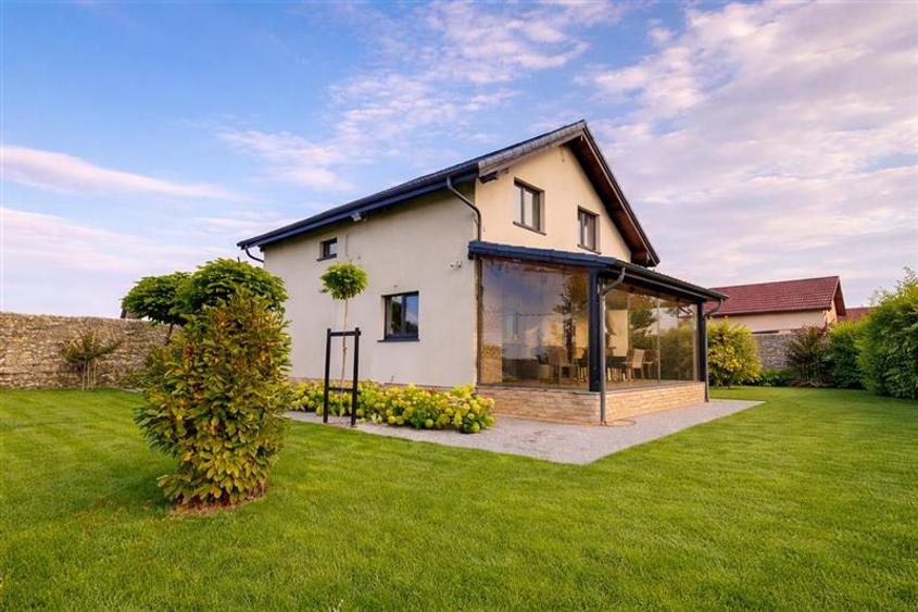 Resedinta high-tech, lot privat 1.000 mp, Tarlungeni, Brasov: Tur LIVE!