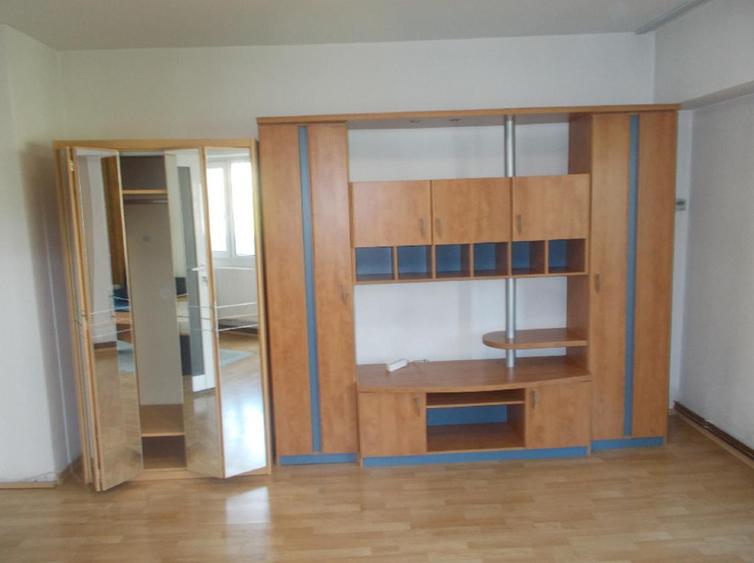 Ofer garsoniera mare,40 m2 decomandata, zona buna (proprietar) 360 euro.