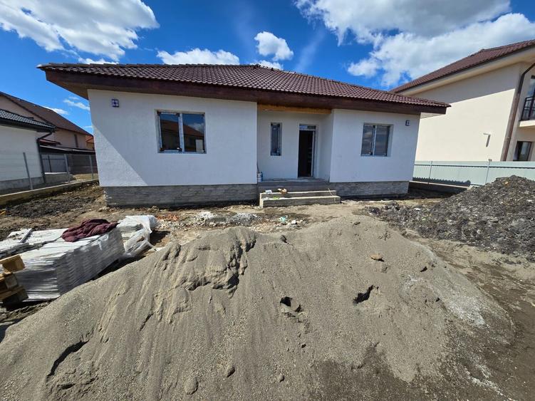 Casa 4 cam.2 băi,1 pivniță 1 dressing,500mp.teren,gard,pavaj