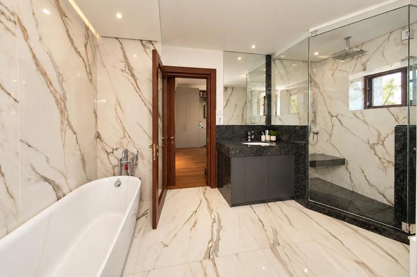 APARTAMENT CU 4 CAMERE - UTILAT SI MOBILAT - ZONA CENTRALA