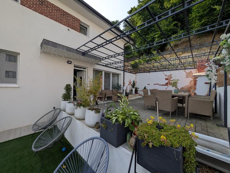 Duplex cu demisol si 2 terase, ultrafinisat, zona linistita, Floresti