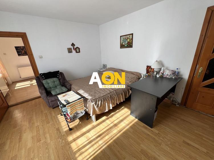 Casa de vanzare pretabila 2 familii, garaj, livada, comuna Pianu