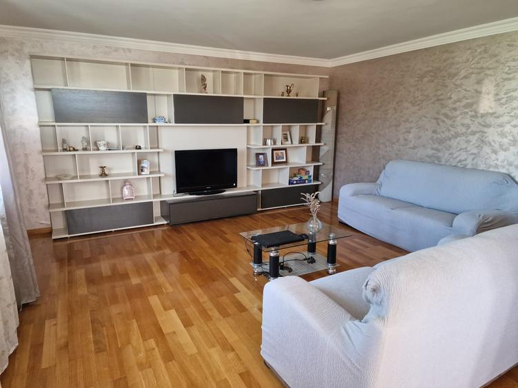 De Vanzare Casa Dumbraveni