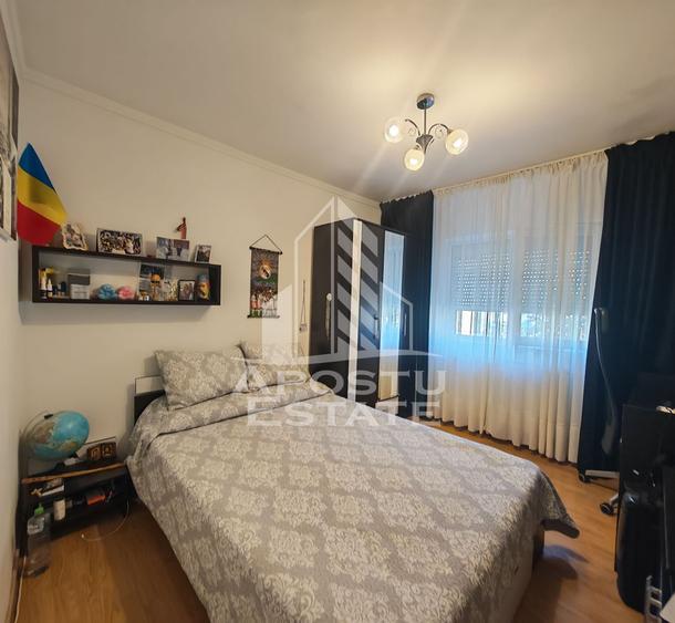 Apartament de vanzare cu 3 camere si 2 bai, decomandat, zona Lipovei