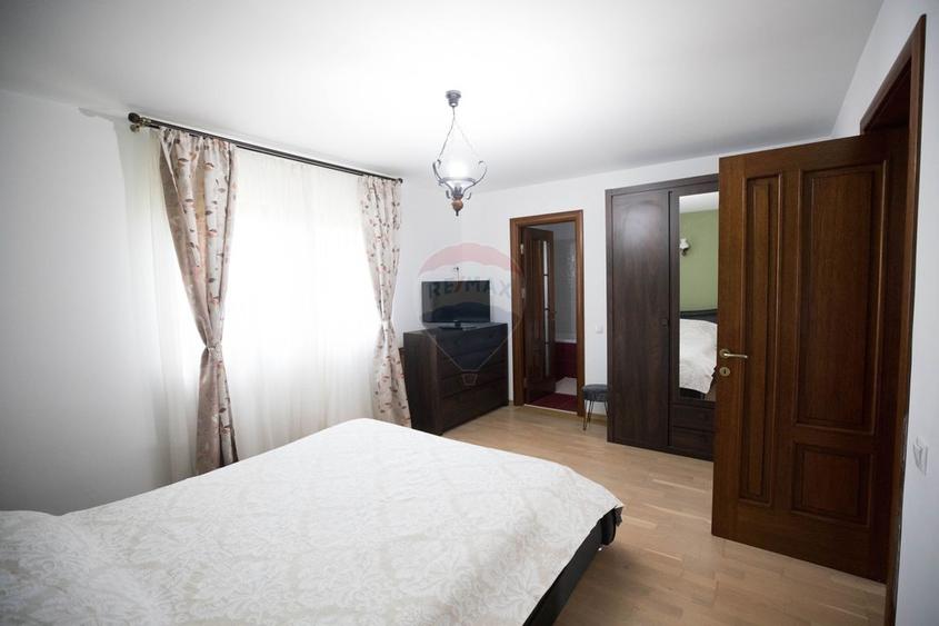 Casă / Vilă cu 8 camere de vânzare