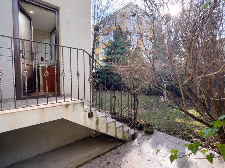 Parter în vilă cu grădină.