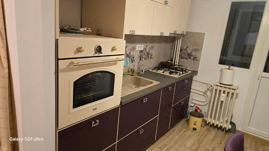 Inchiriez apartament 3 cam