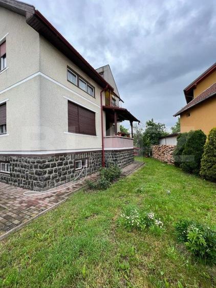 Casa 274 mp, teren 443 mp, zona centru LIVADA, pretabila si ptr uz comercial