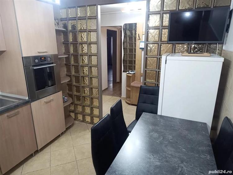 Decomandat, etaj 1 cu 2 bai si 2 balcoane