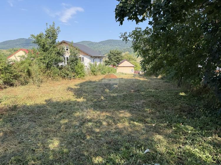 Casă cu teren zona Parc Soveja