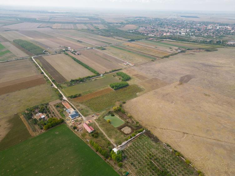 Casă cu teren 13 418 mp intravilan