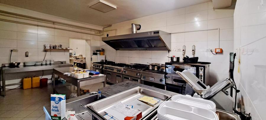 Pensiune deosebita, locuri de cazare, restaurant, pizzerie si spatii comerciale
