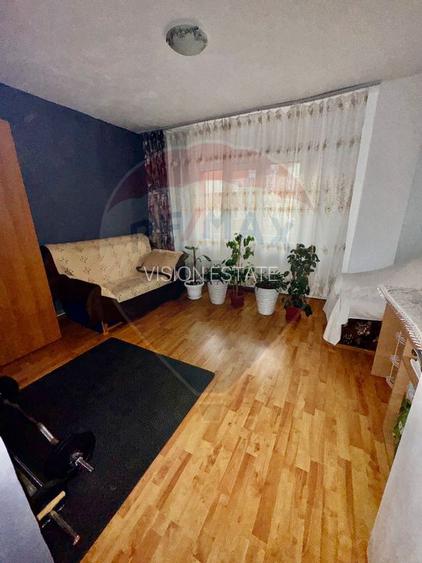 Apartament  cu 3 camere de vanzare 1 Mai - 4