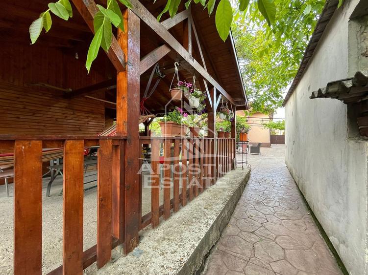 Casa individuala,3 camere, 2 bai, acces auto, garaj,teren 3182 mp