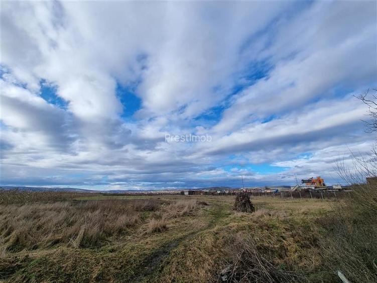 Teren intravilan de vanzare,70 ari cu utilitati la poarta - 2