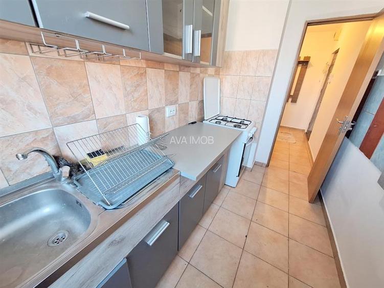Apartament 2 semidecomandate, zona Milcov - 17