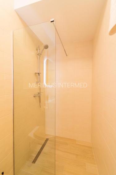 Garsonieră modernă de închiriat – Mamaia, zona Butoaie, vedere frontală la lac - 11