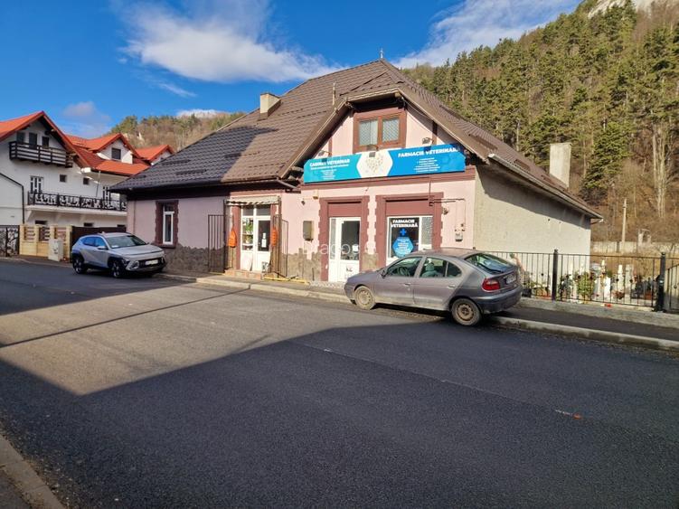 CASA in  BRAN, ZONA CENTRALA, 400 m distanta fata de Castel.  - 5