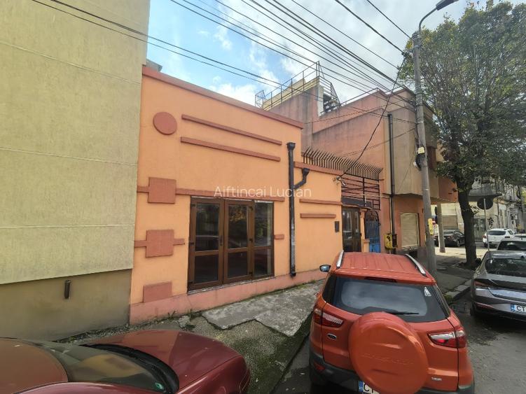 Casă situată Ultracentral având destinația de spatiu comercial cu 3 accese - 3