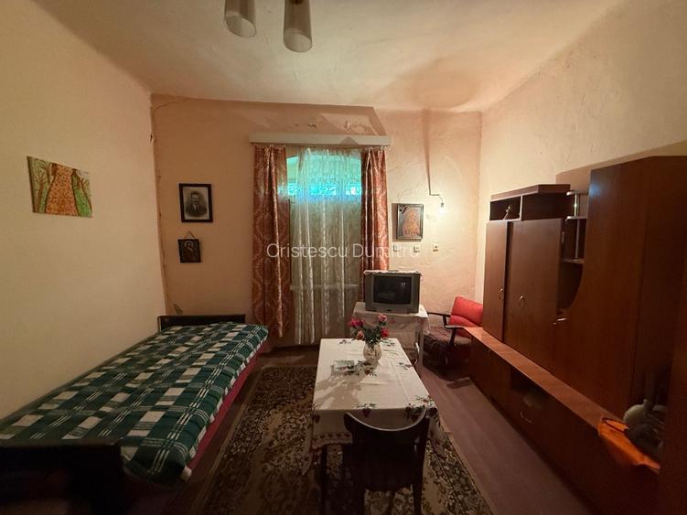 Casa veche individuala pe colt central in Periam - 7