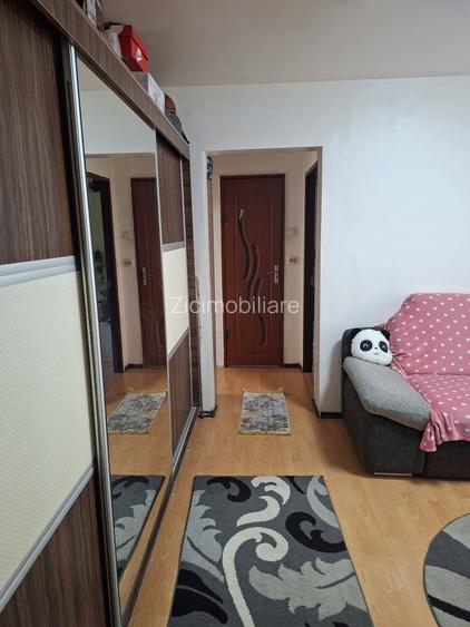 Apartament 3 camere Piața Progresul, 50 mp, centrală proprie, etaj 2/10 - 10