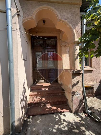Teren/Casa cu 5 camere în zona Centrala, 653 mp curte