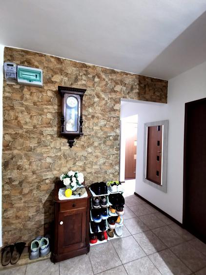 Apartament 3 camere , etaj 1, zona Calea Zarandului