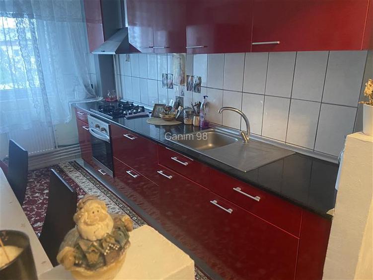 Apartament 2 camere , zona centrala Sala Polivalenta , et 3 8 , decomandat  , 60 - 6